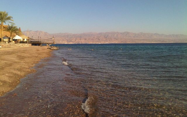 Strandlengja egypska bæjarins Taba þar sem sést út á Rauðahaf.