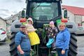 Sveitafólk Þorsteinn og Steinunn Lilja hér við dráttarvélina með dætrunum Heiðdísi Hönnu og Svövu Björt. Sonurinn Loftur var fjarverandi.