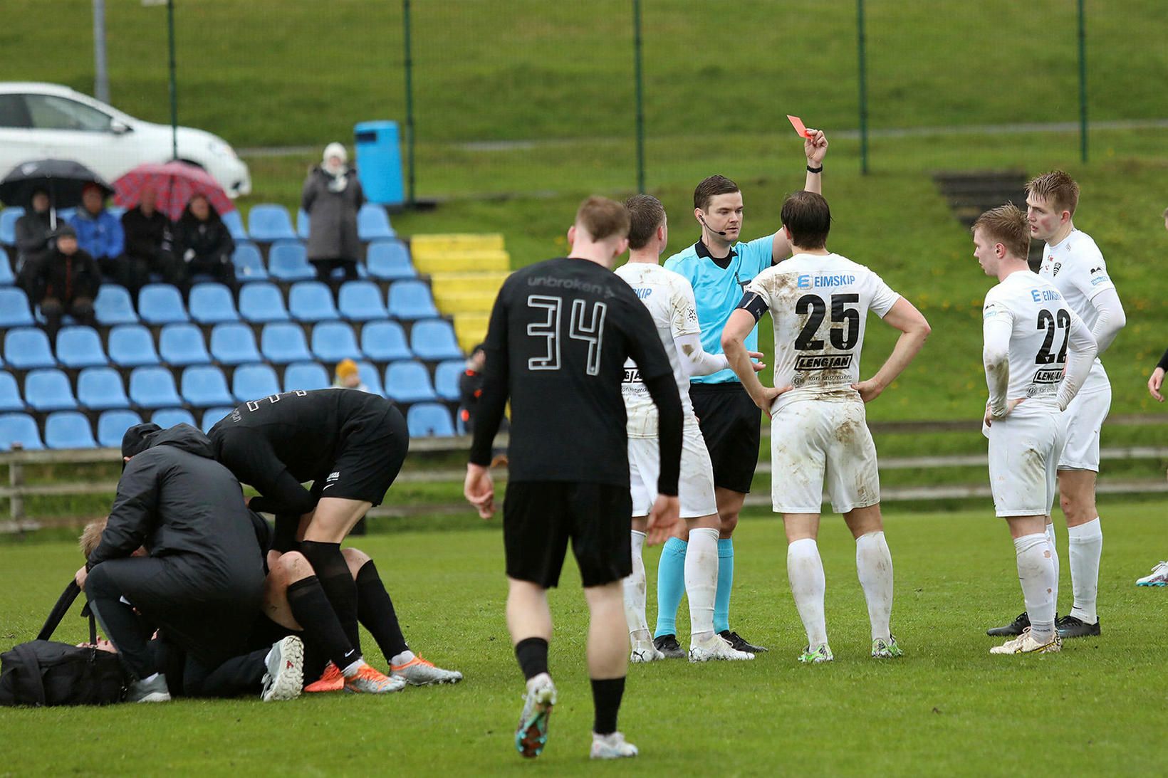 Jóhann Ingi Jónsson sýnir Hermanni Þór Ragnarssyni rauða spjaldið í …