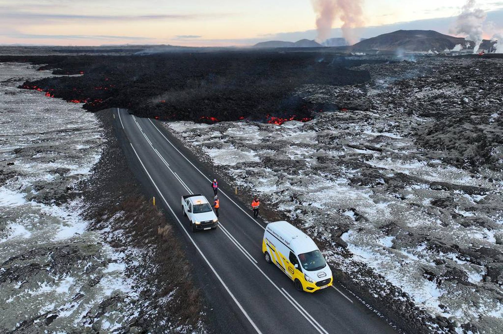 Munu vinna dag og nótt við að hækka varnargarðana