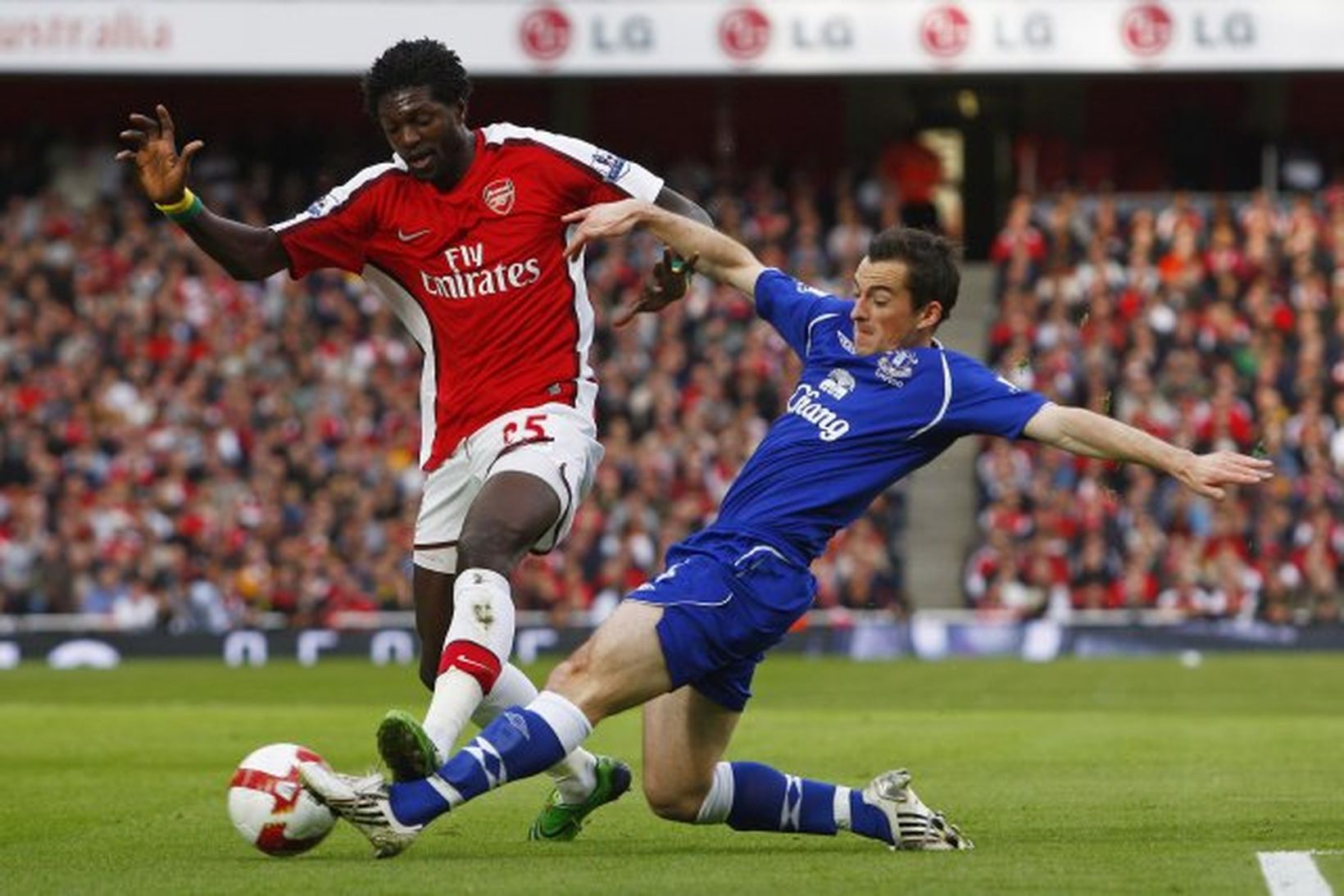 Emmanuel Adebayor leikur á Leighton Baines í viðureign Arsenal og …