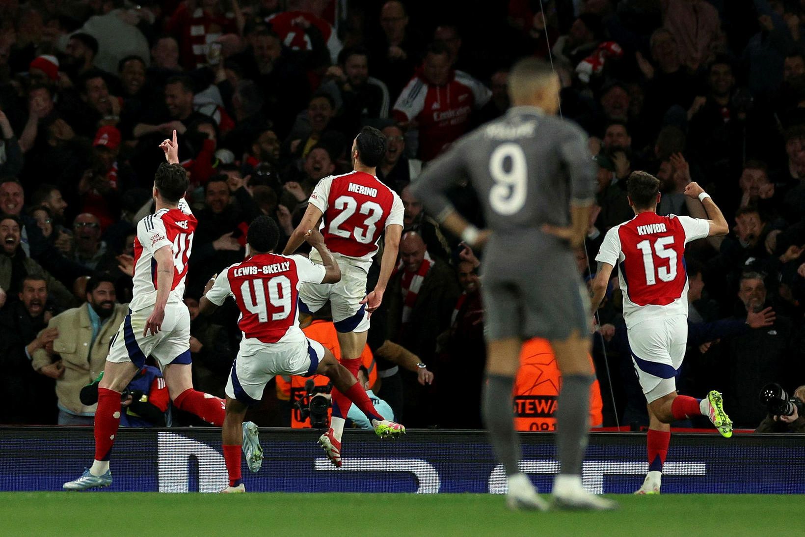 Leikmenn Arsenal fagna einu markanna í stórsigrinum á Real Madrid …