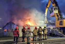 Enn logar í samliggjandi byggingu við gamla slippinn í Hafnarfirði.