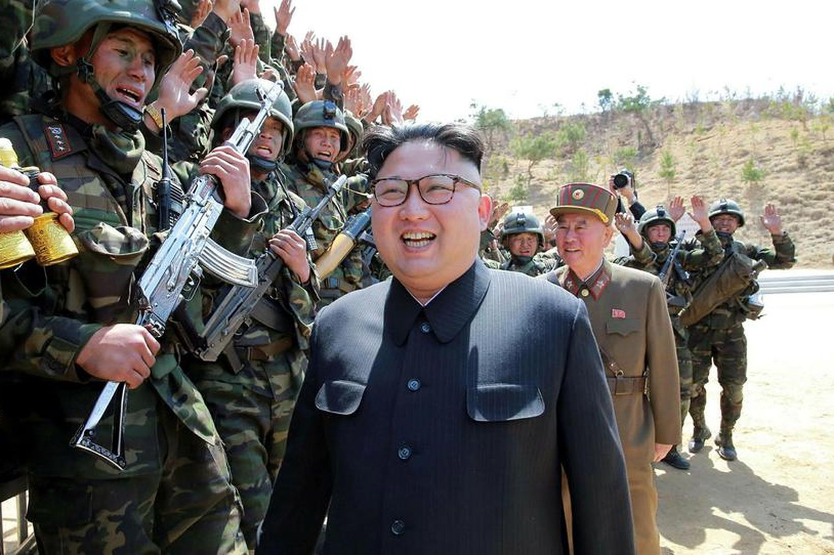 Kim Jong-un, leiðtogi Norður-Kóreu, á hersýningu.