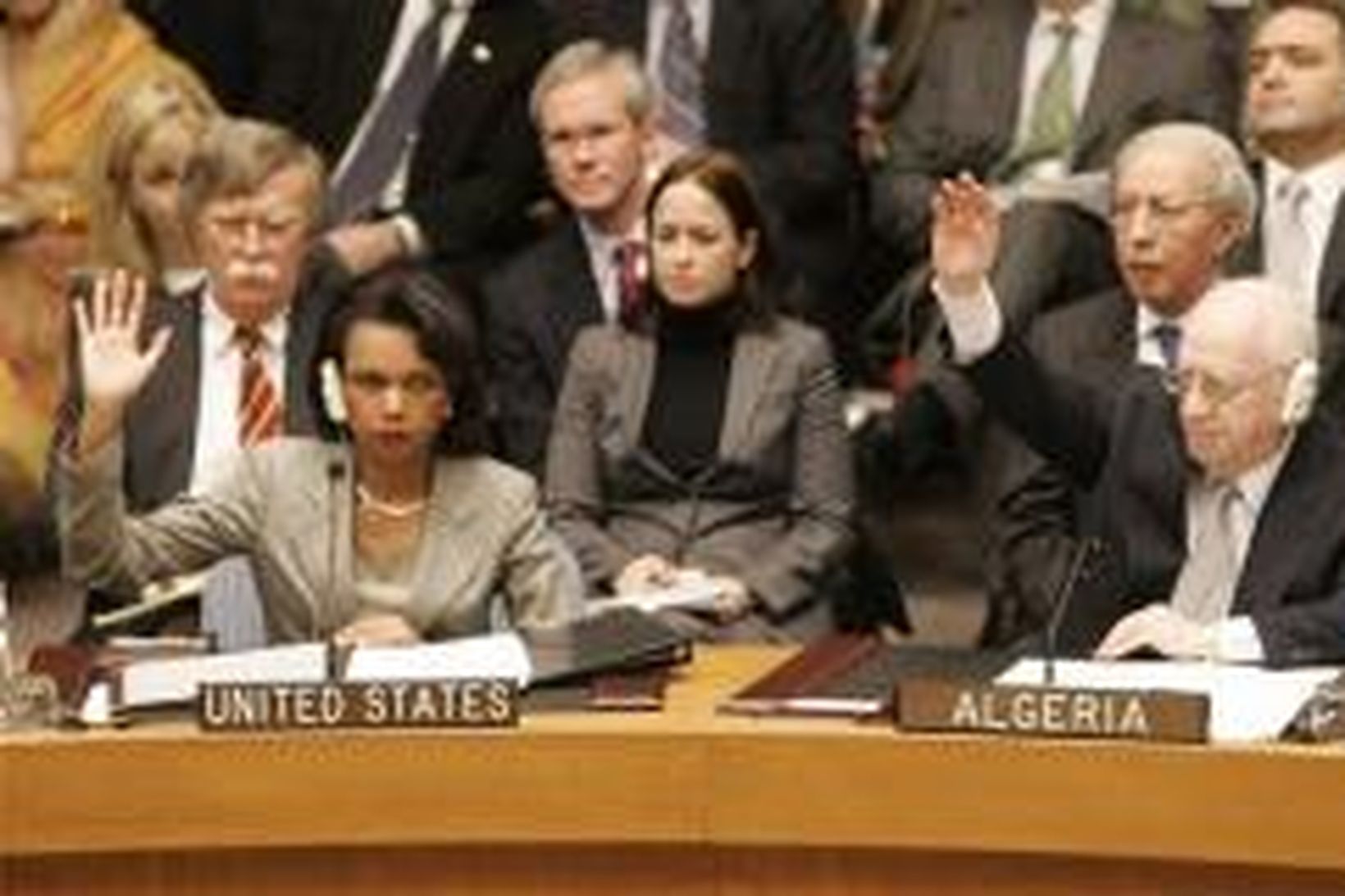 Condoleezza Rice, utanríkisráðherra Bandaríkjanna, og Mohamed Bedjaoui, utanríkisráðherra Alsír, greiða …