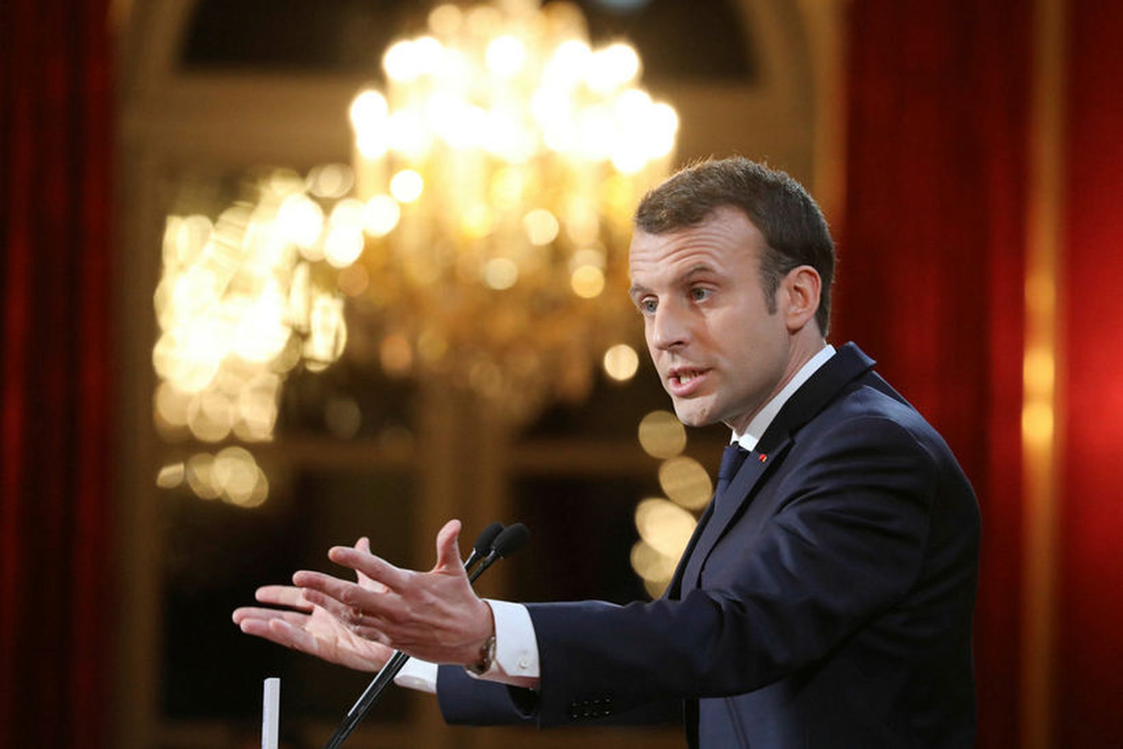 Emmanuel Macron flutti áramótaávarp sitt í Elysee-höllinni í París í …