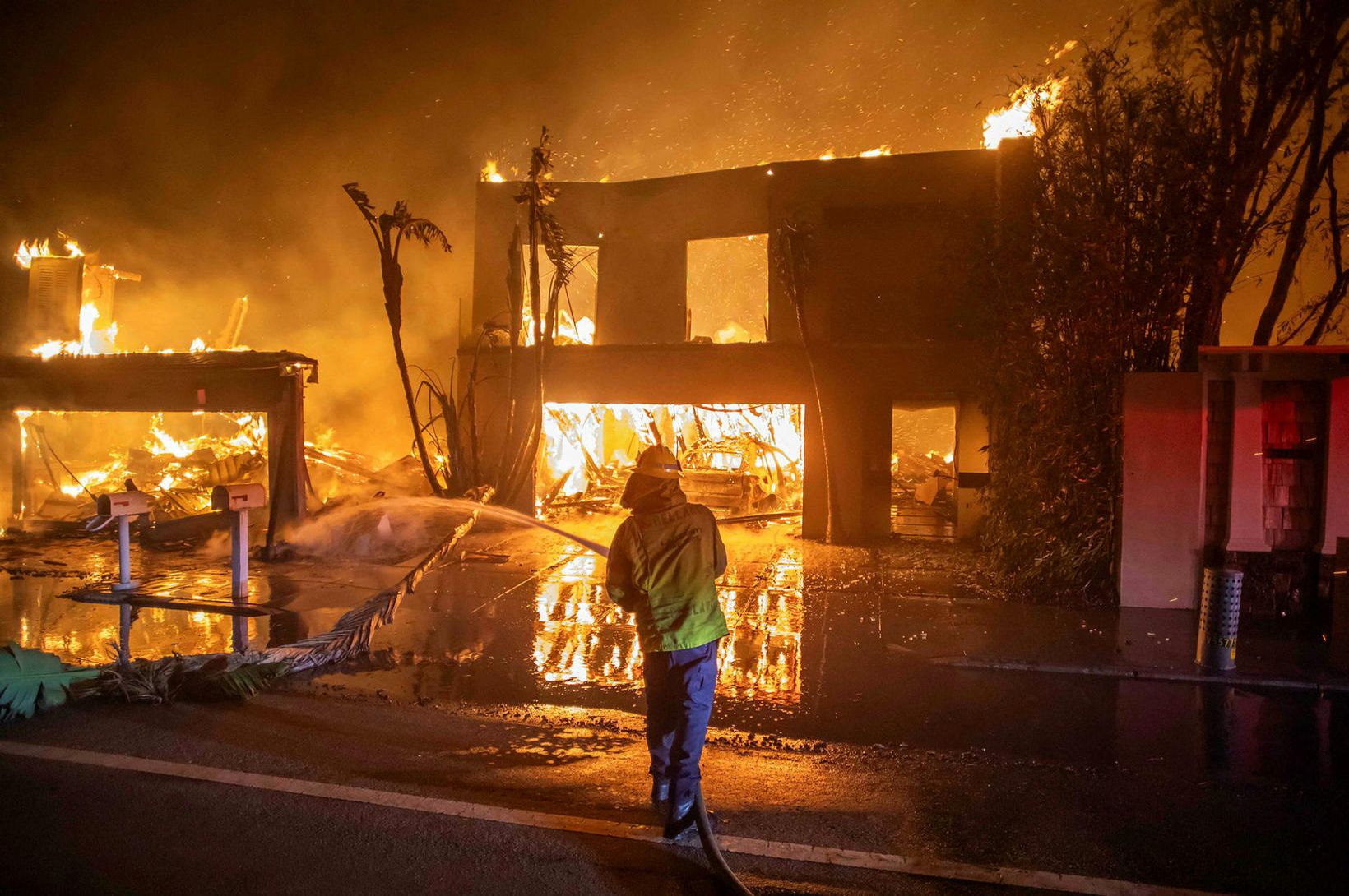 Minnst tveir látnir í eldunum