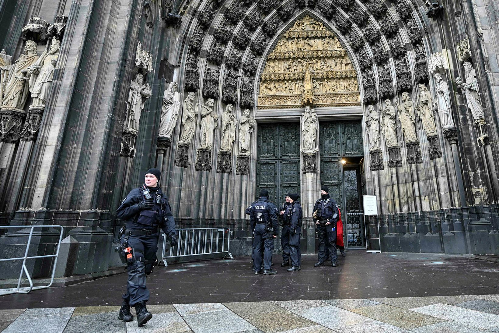 Lögreglumenn fyrir utan dómkirkjuna í Köln í dag.