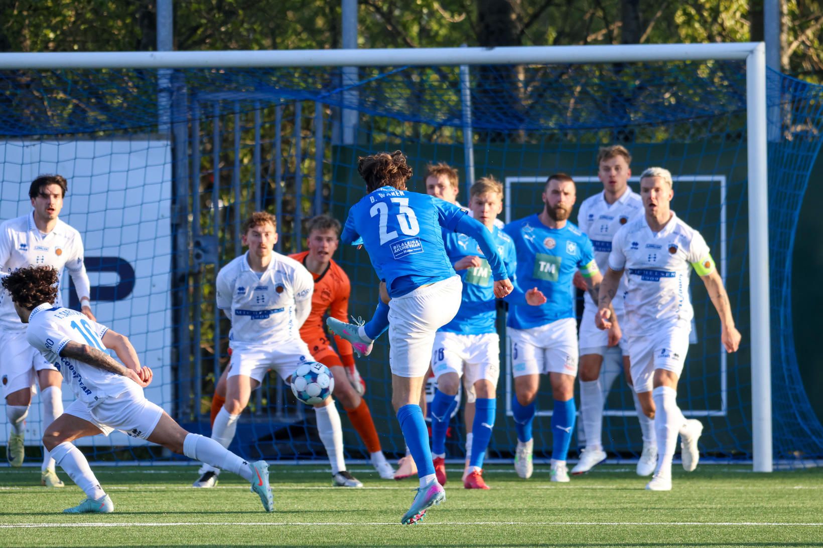 Benedikt V. Warén sækir að marki Fram í kvöld.