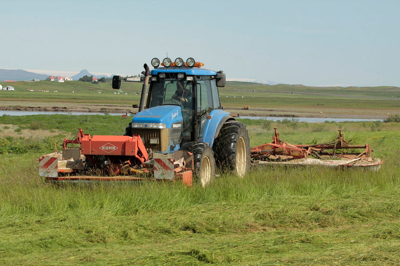 Slegið í Hvítárholti. Það er helst á Suðurlandi að sláttur …