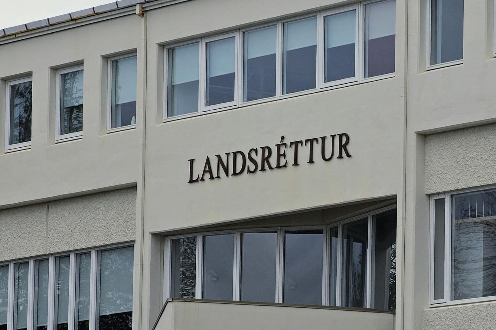Landsréttur hefur gert manninum að sæta farbanni til 16. október.
