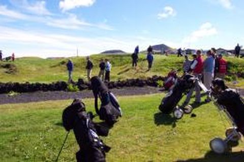 Keppni var spennandi á Íslandsmótinu í golfi, sem hófst í blíðskaparveðri í Herjólfsdal í dag.