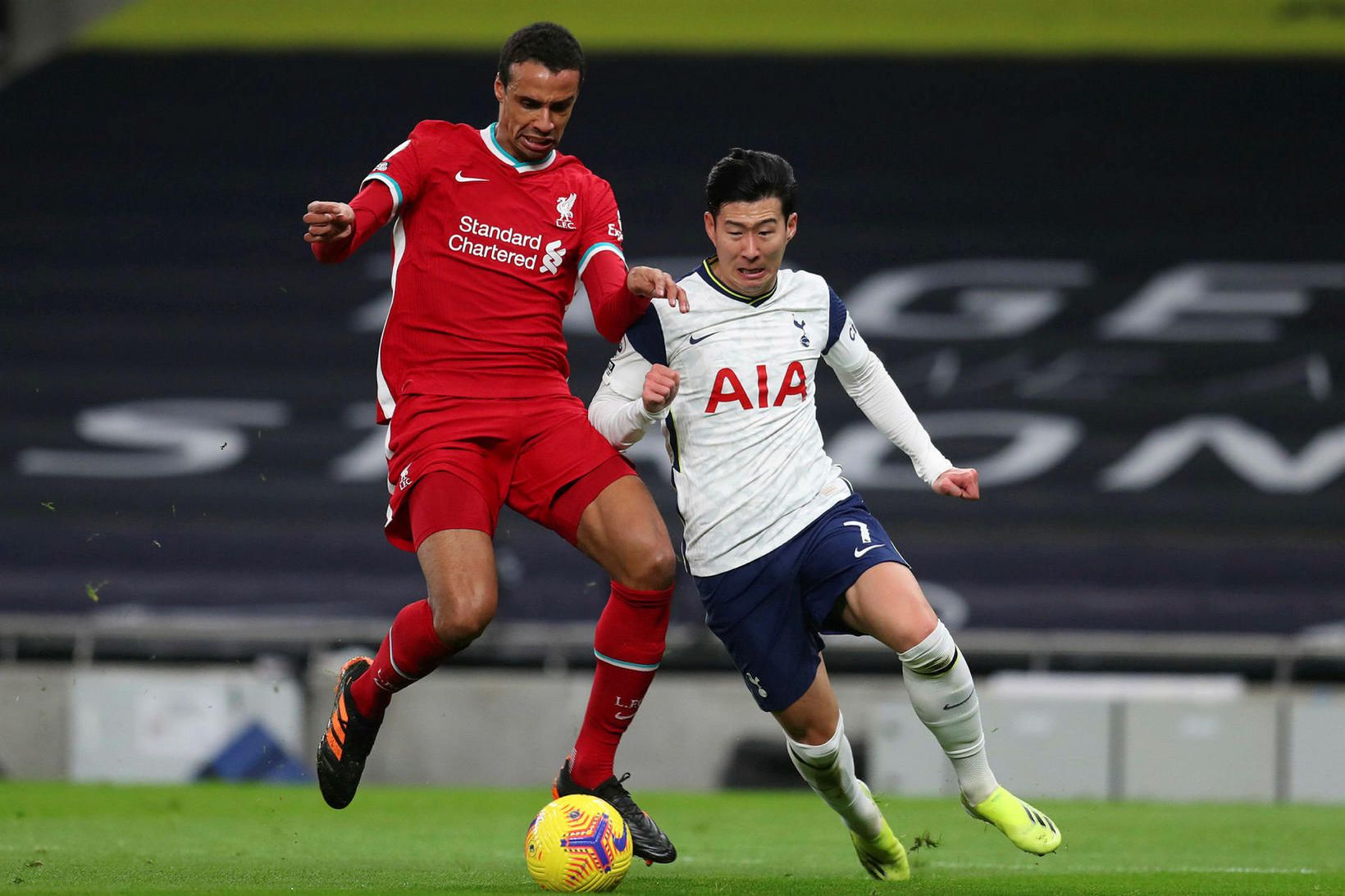 Joel Matip í baráttu við Son Heung-Min hjá Tottenham í …