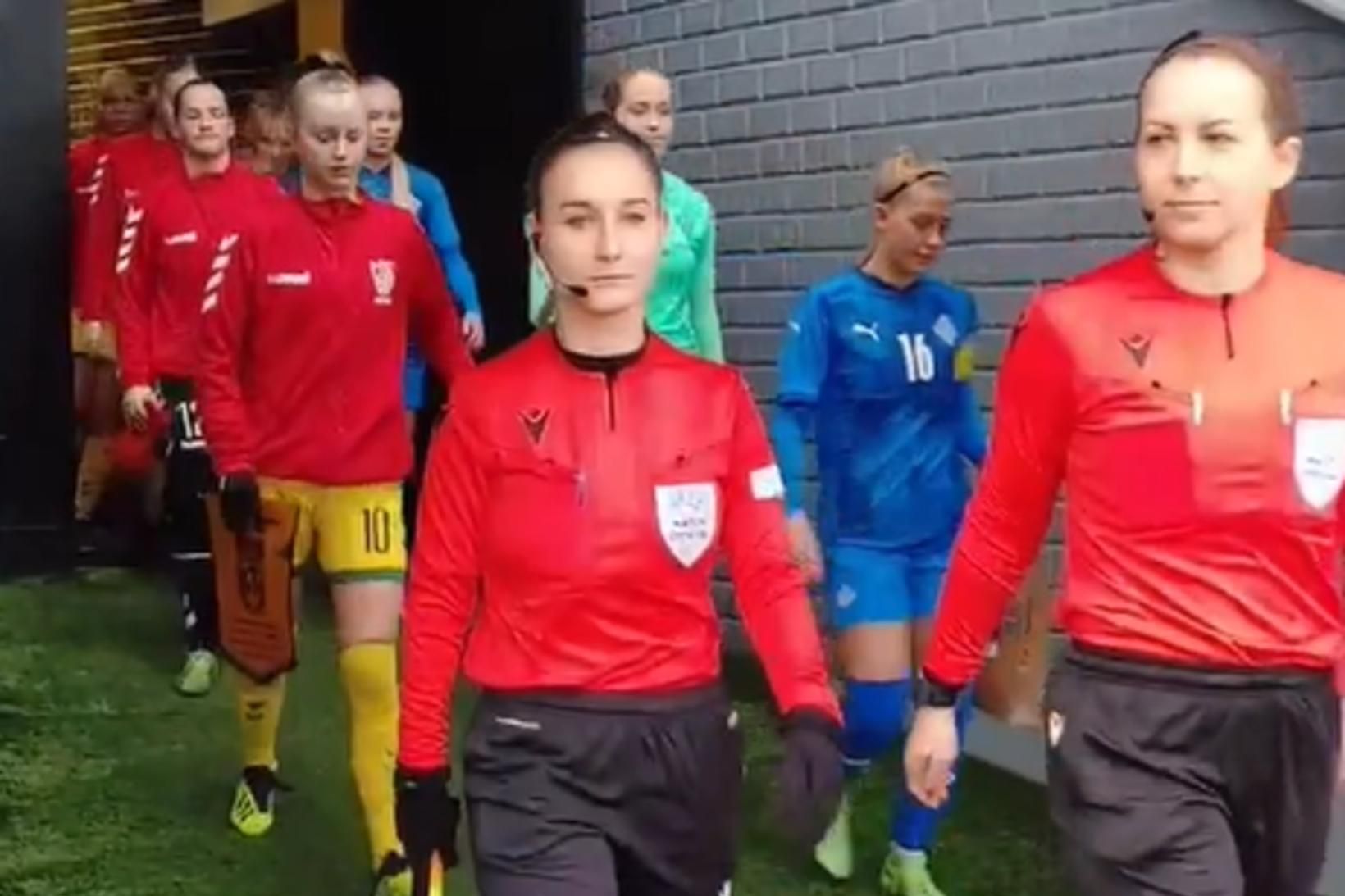Sædís Rún Heiðarsdóttir leiðir lið Íslands út á völlinn í …