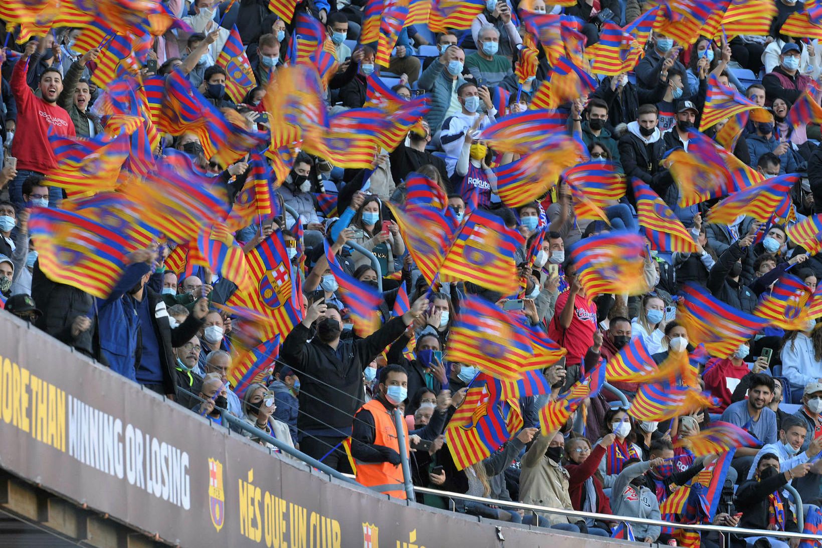 Stuðningsfólk Barcelona í stúkunni á Camp Nou í dag.