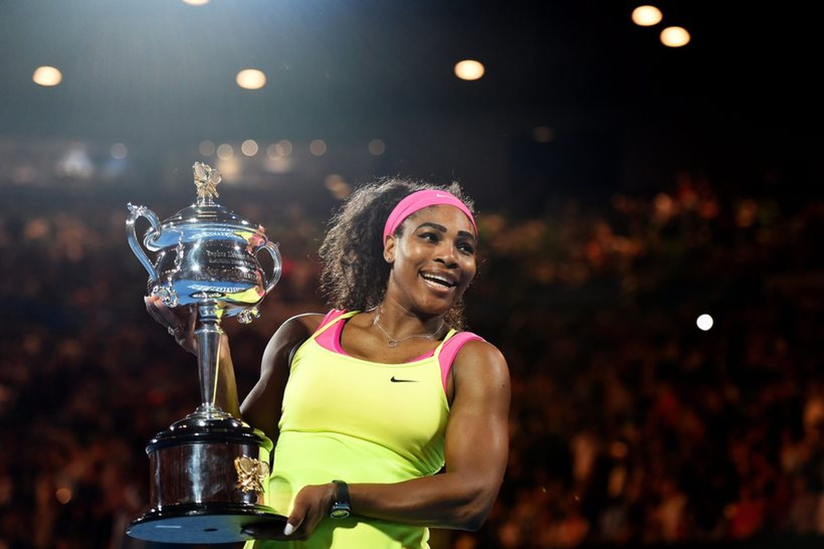 Serena Williams með sigurlaun sín í morgun.