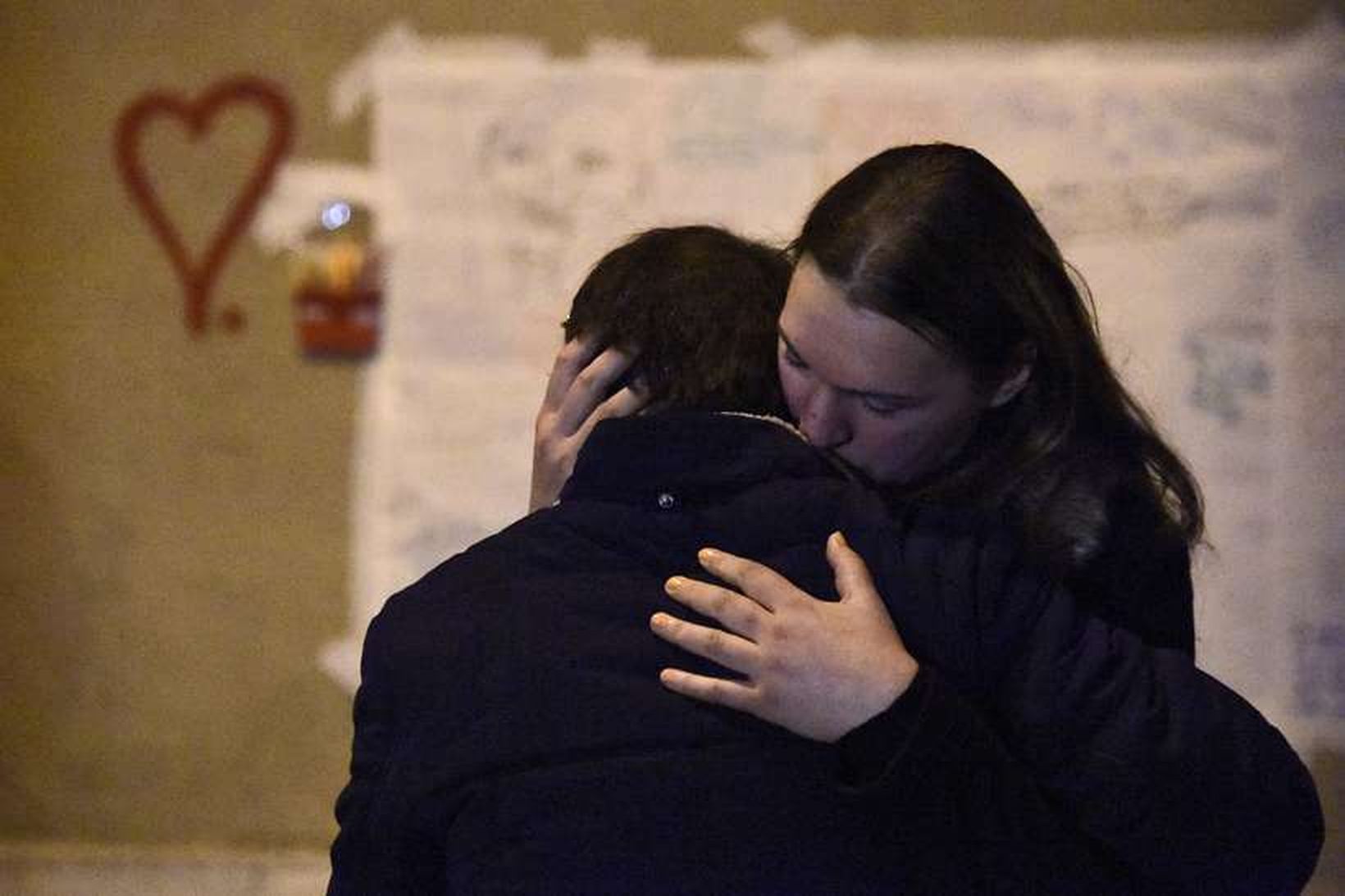 Fólk hefur komið saman í París í dag til að …