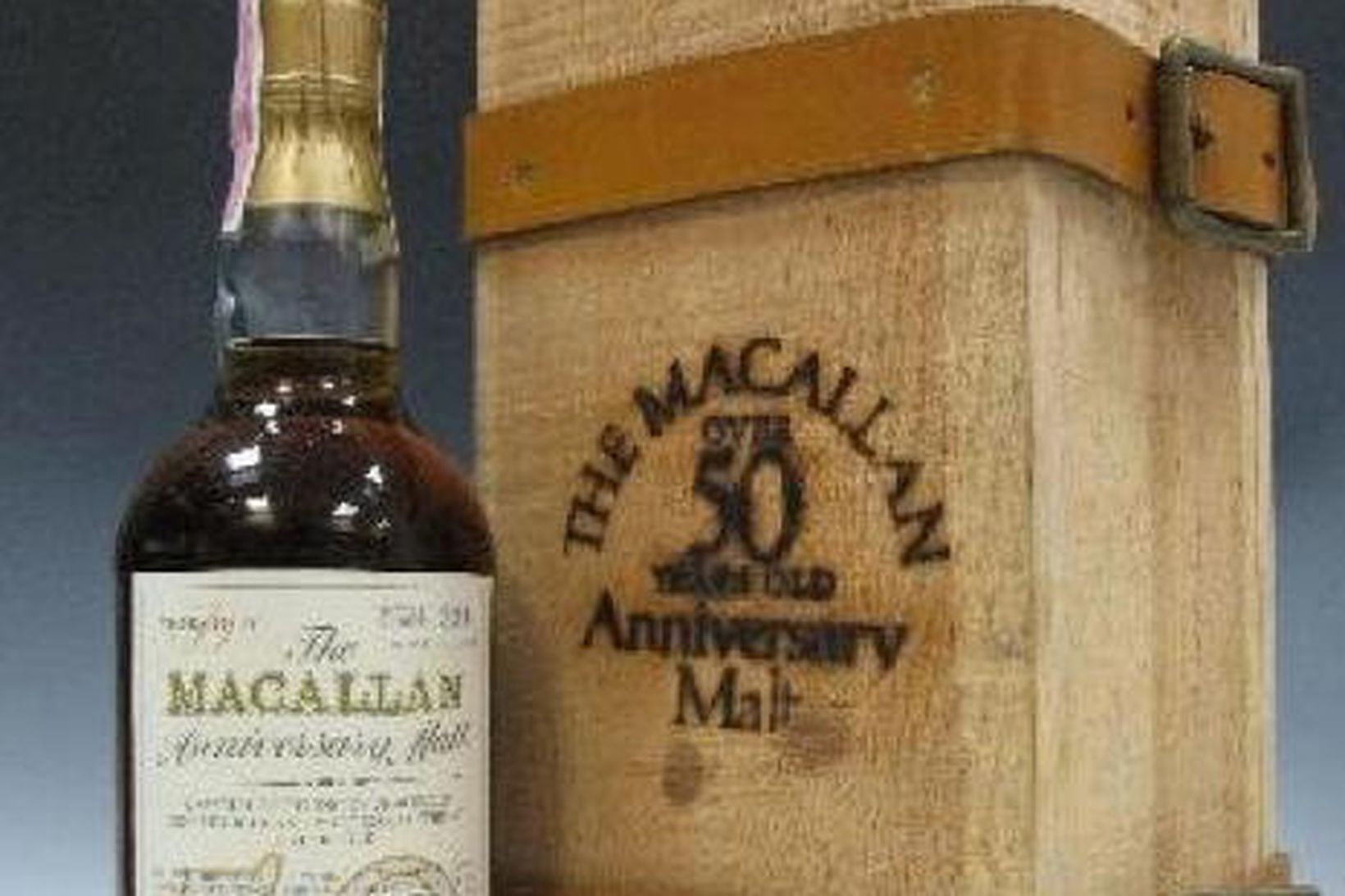 Afmælisflaska með 50 ára gömlu Macallan viskíi seldist í Skotlandi …