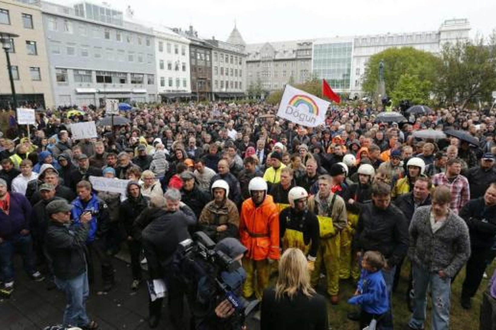 Margir eru samankomnir á Austurvelli til að mótmæla frumvörpum um …