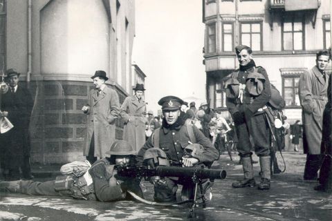 A famous photo from May 10, 1940. British soldiers on Kirkjustræti street in Reykjavík and curious passers-by.