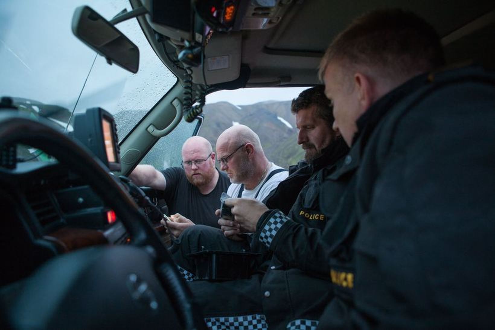 Lögreglumenn og björgunarsveitarmenn leggja á ráðin við leitina í Sveinsgili.