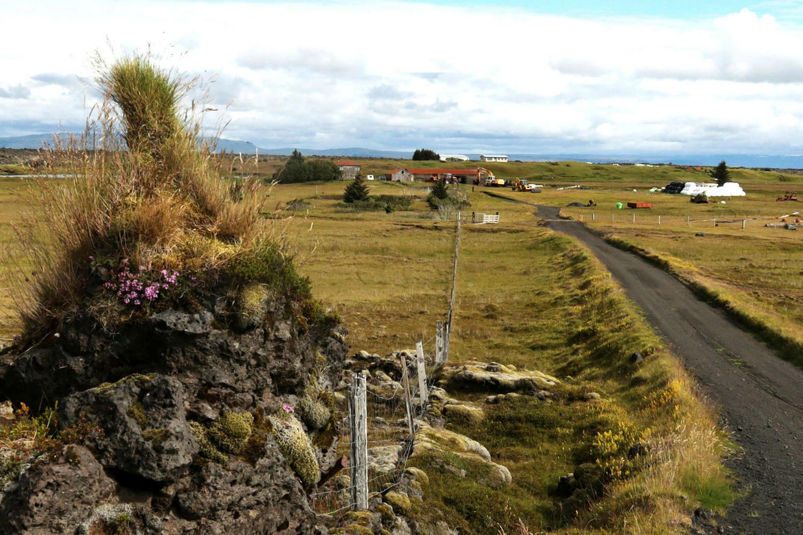 Bærinn Fljótakrókur og ofar í landinu í baksýn er Efri-Steinsmýri