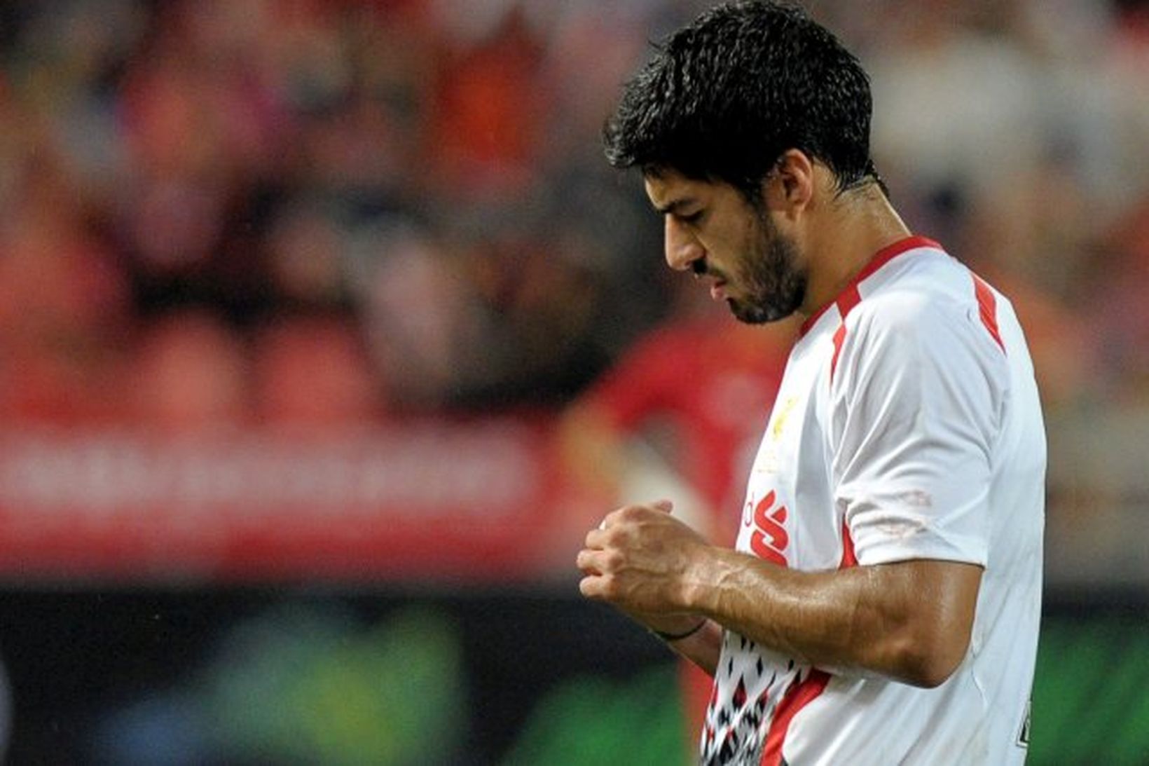 Luis Suárez er ekki vinsælasti maðurinn á Anfield þessa dagana.