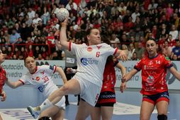 Elín Rósa Magnúsdóttir fylgist með Hildi Björnsdóttur skjóta að marki í fyrri leiknum í Porrino.