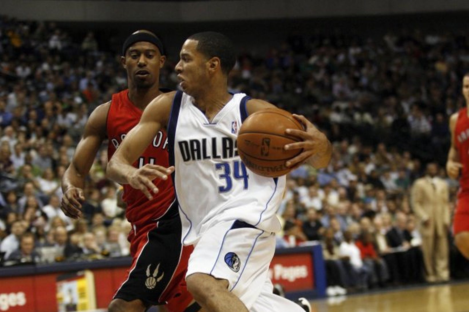 Devin Harris, bakvðrður Dallas, brunar framhjá T.J. Ford, bakverði Toronto, …