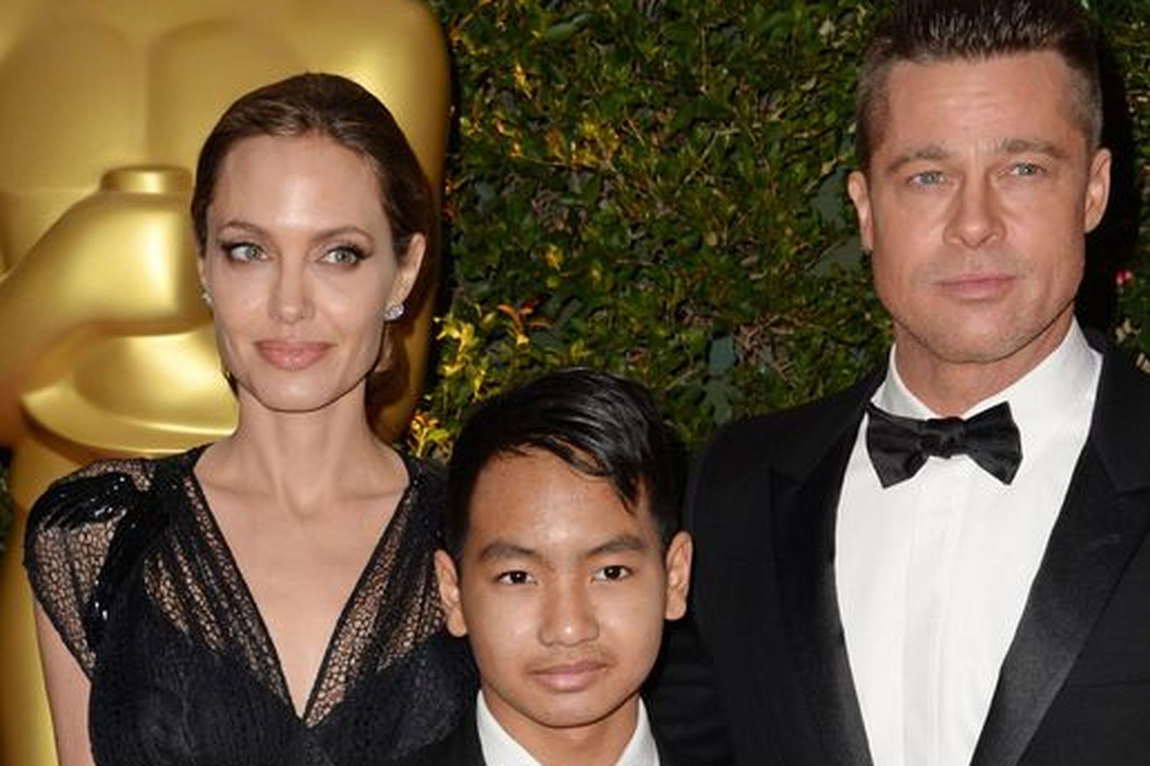 Leikkonan Angelina Jolie, Maddox Jolie-Pitt og leikarinn Brad Pitt árið …