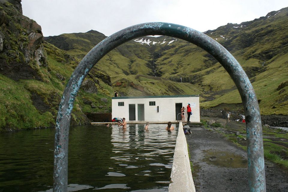 Eyjafjöll. Klettahlíð myndar einn útvegg Seljavallalaugar, eins athyglisverðasta mannvirkis landsins.