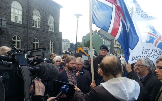 Helgi Hrafn Gunnarsson ræðir við félaga Íslensku þjóðfylkingarinnar.