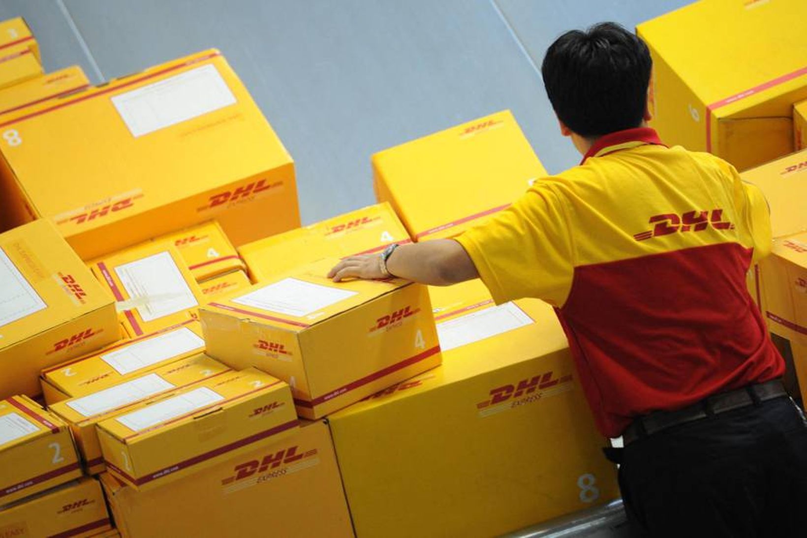Hugað að pökkunum í dreifingarstöð DHL í Sjanghaí í Kína.