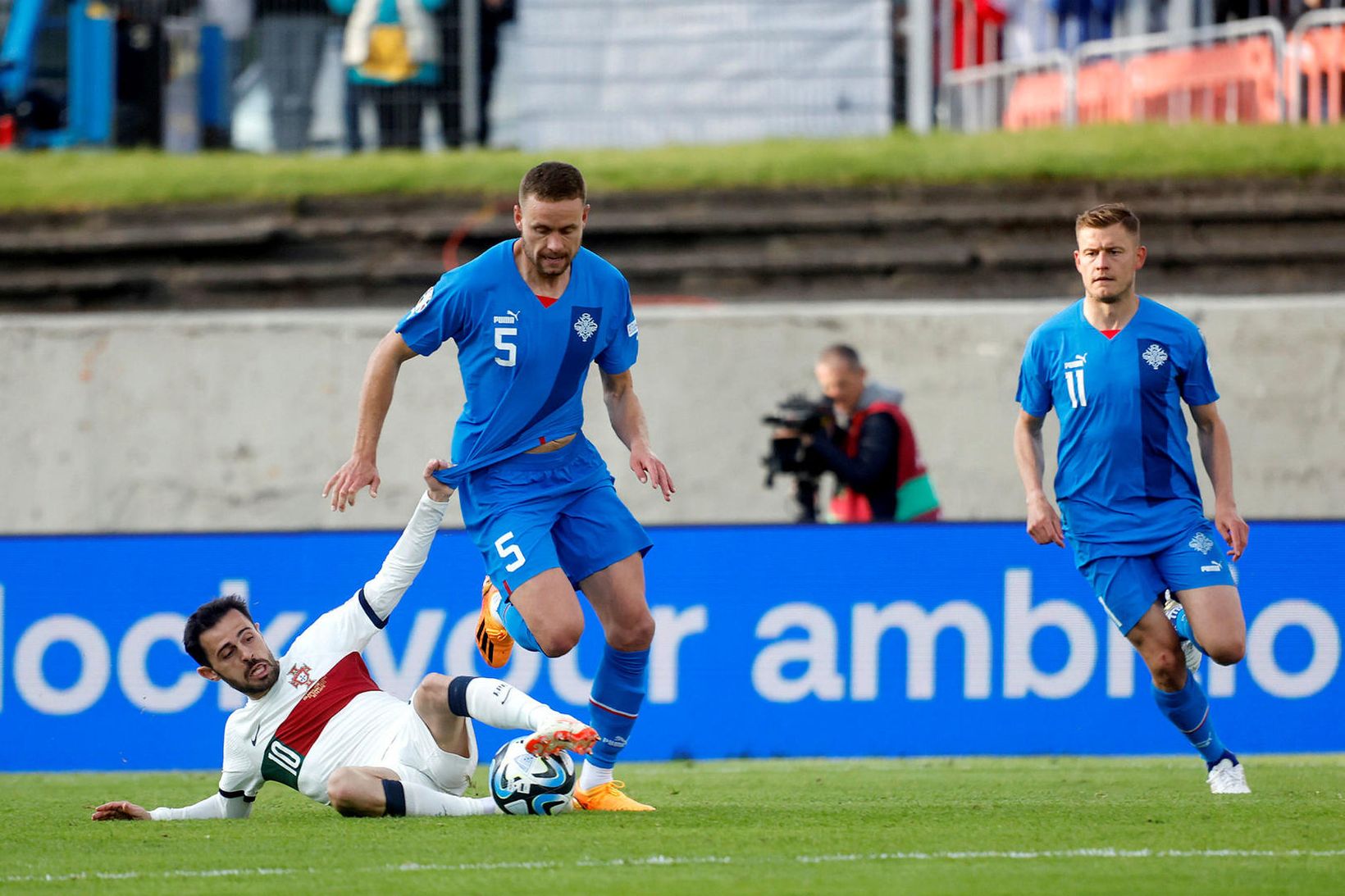 Bernardo Silva í baráttu við Sverri Inga Ingason í leik …