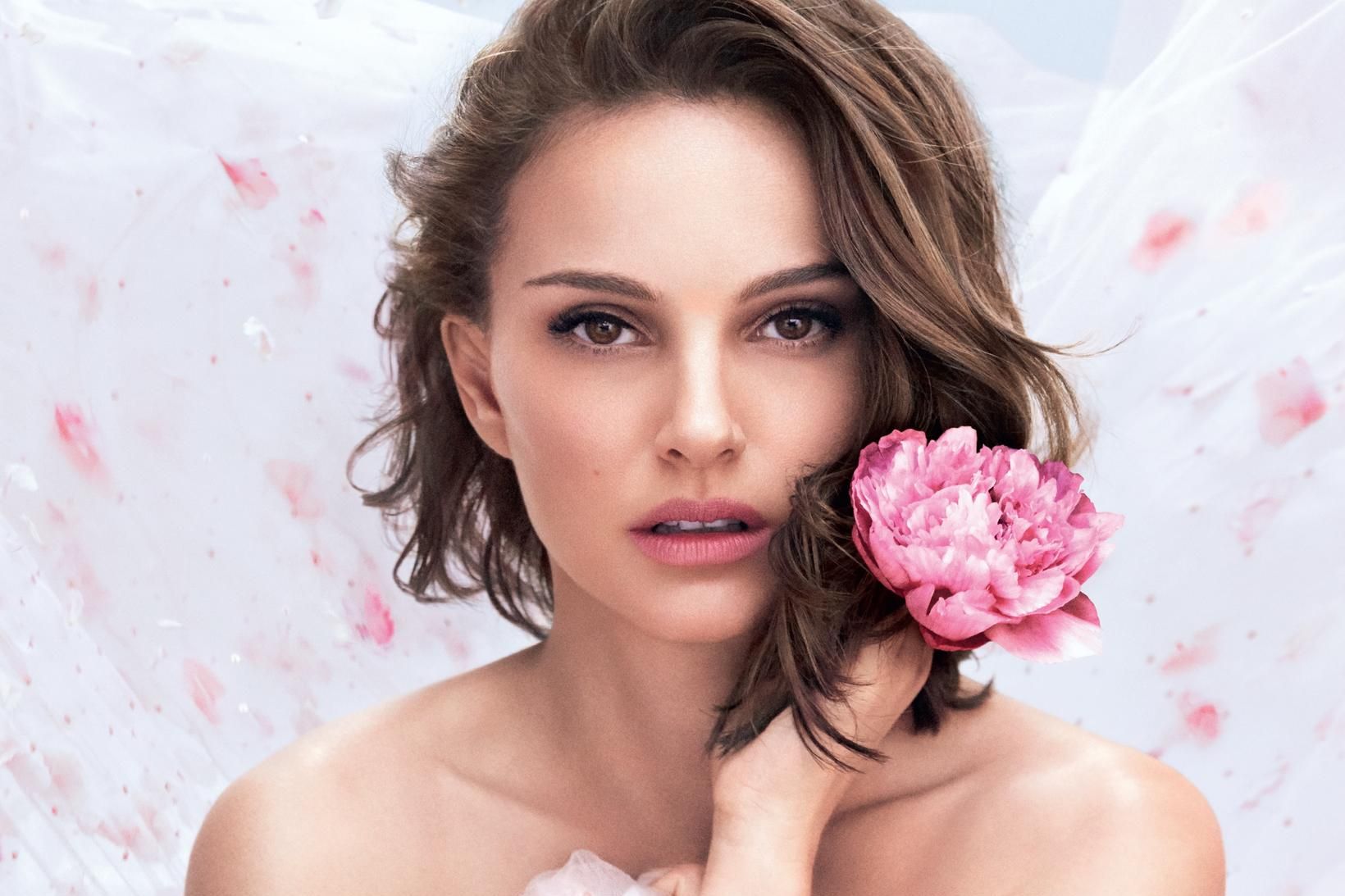 Natalie Portman er andlit nýjasta ilmvatnsins frá Dior sem nefnist …