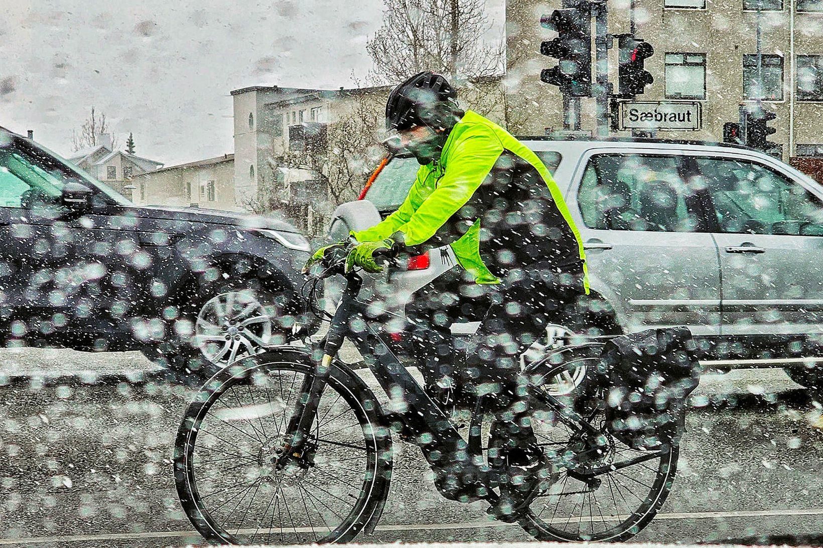 Hjólreiðamaður á ferð í umferðinni.