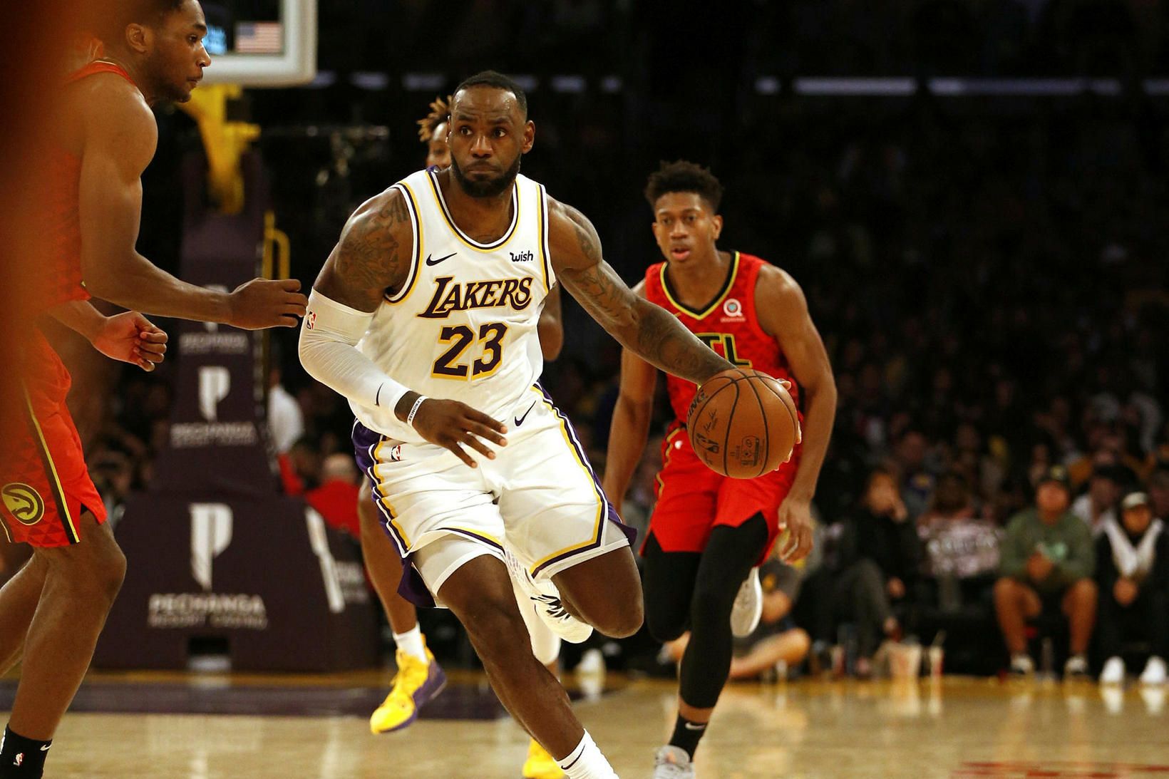 LeBron James skoraði 33 stig fyrir LA Lakers í nótt.