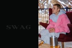 Justin Bieber þegar hann heimsótti Ísland nýverið ásamt plötuumslaginu óvænta.