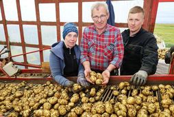 Bóndinn Ármann Ólafsson og fjölskylda við færibandið.