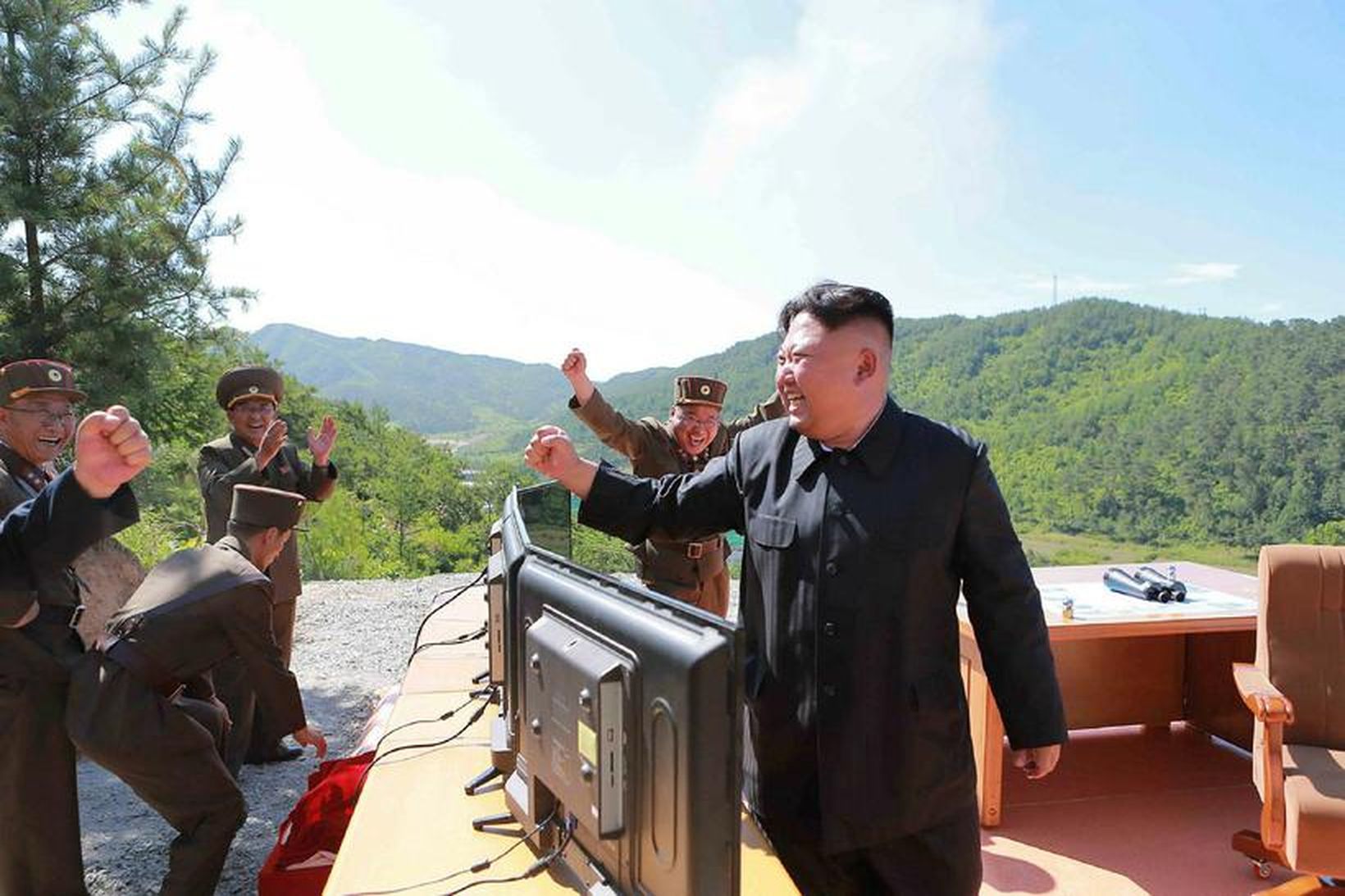 Kim Jong-Un leiðtogi Norður-Kóreu, fagnar hér langdræga eldflaugaskotinu sem lenti …