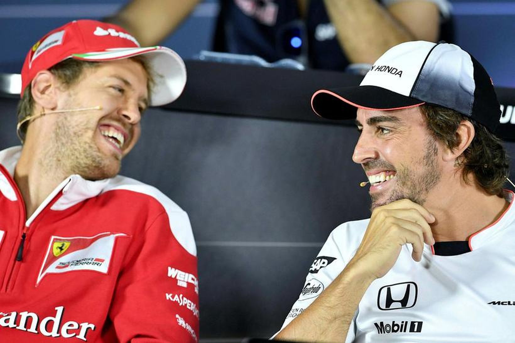 Fernando Alonso (t.h.) og Sebastian Vettel slá á létta strengi …