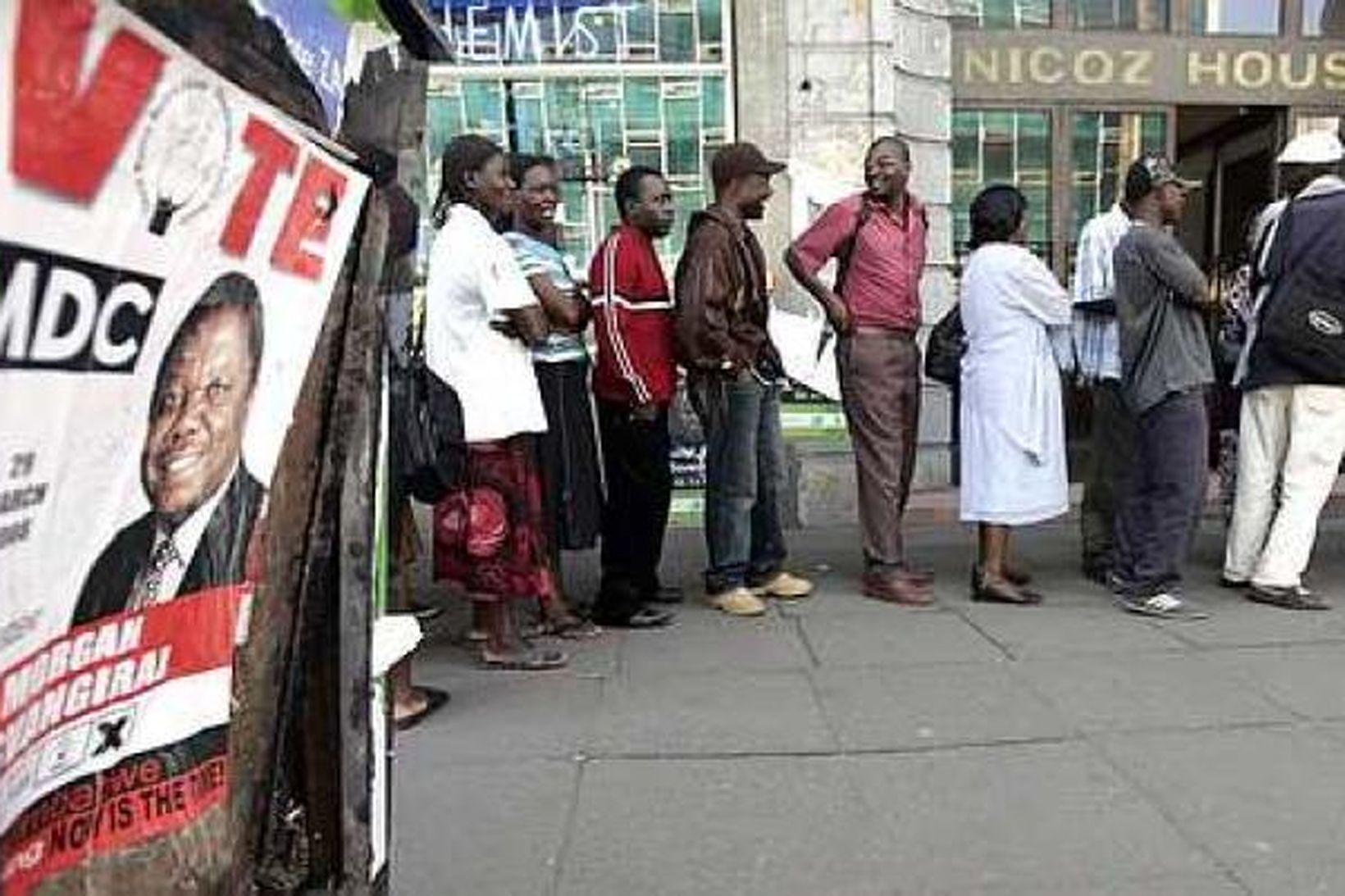 Biðröð fyrir utan kosningaskrifstofu stjórnarandstöðuflokksins MDC í Harare.