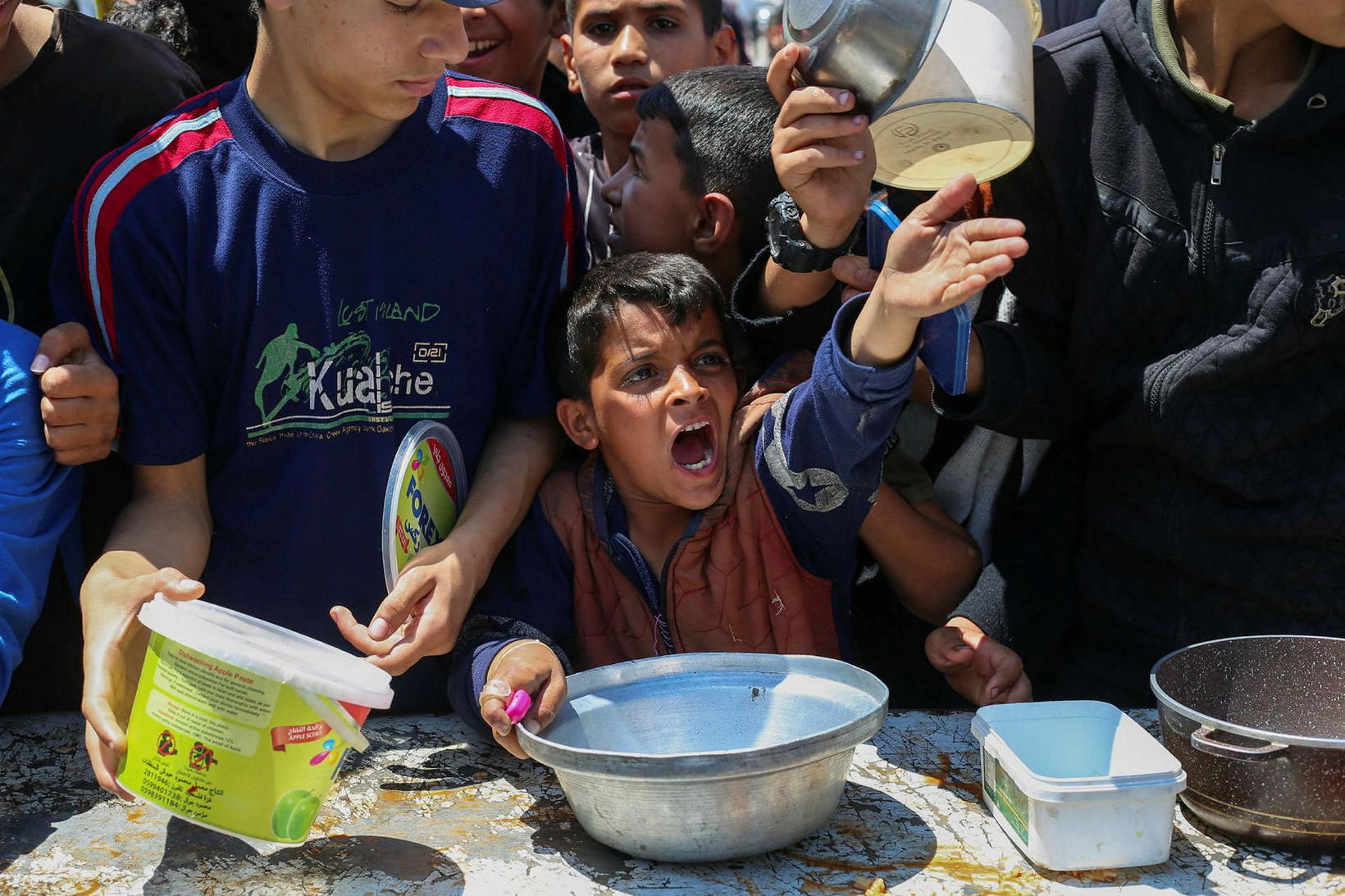 Palestínskur piltur sést hér kalla er hann bíður eftir að …