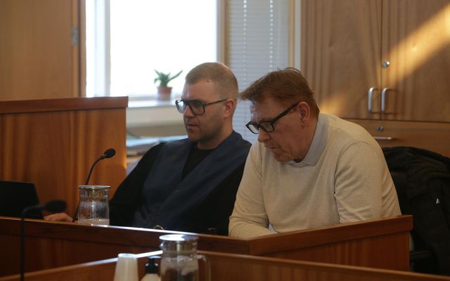 Jón Þór Dagbjartsson, til hægri, við aðalmeðferð málsins í síðasta mánuði. Hann var í dag …
