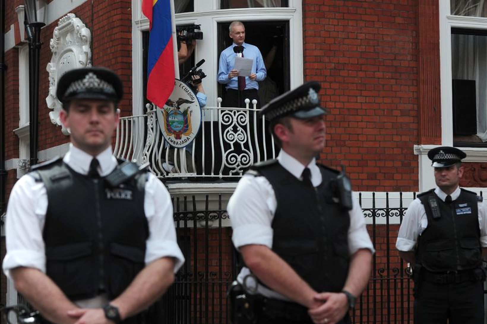 Julian Assange á svölum sendiráðs Ekvador.