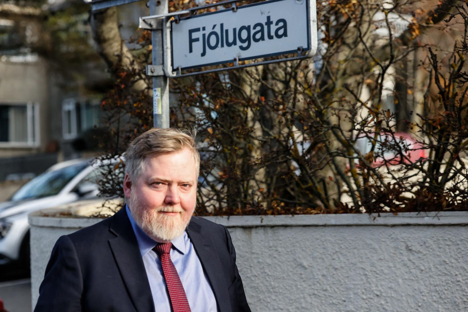 Sigmundur Davíð gengur á fund forseta Íslands.