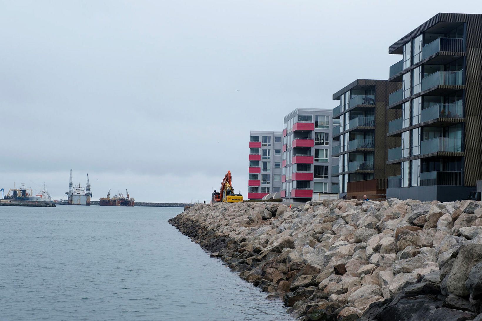 Vinnu við hleðslu grjótvarna framan við Norðurbakka miðar vel.