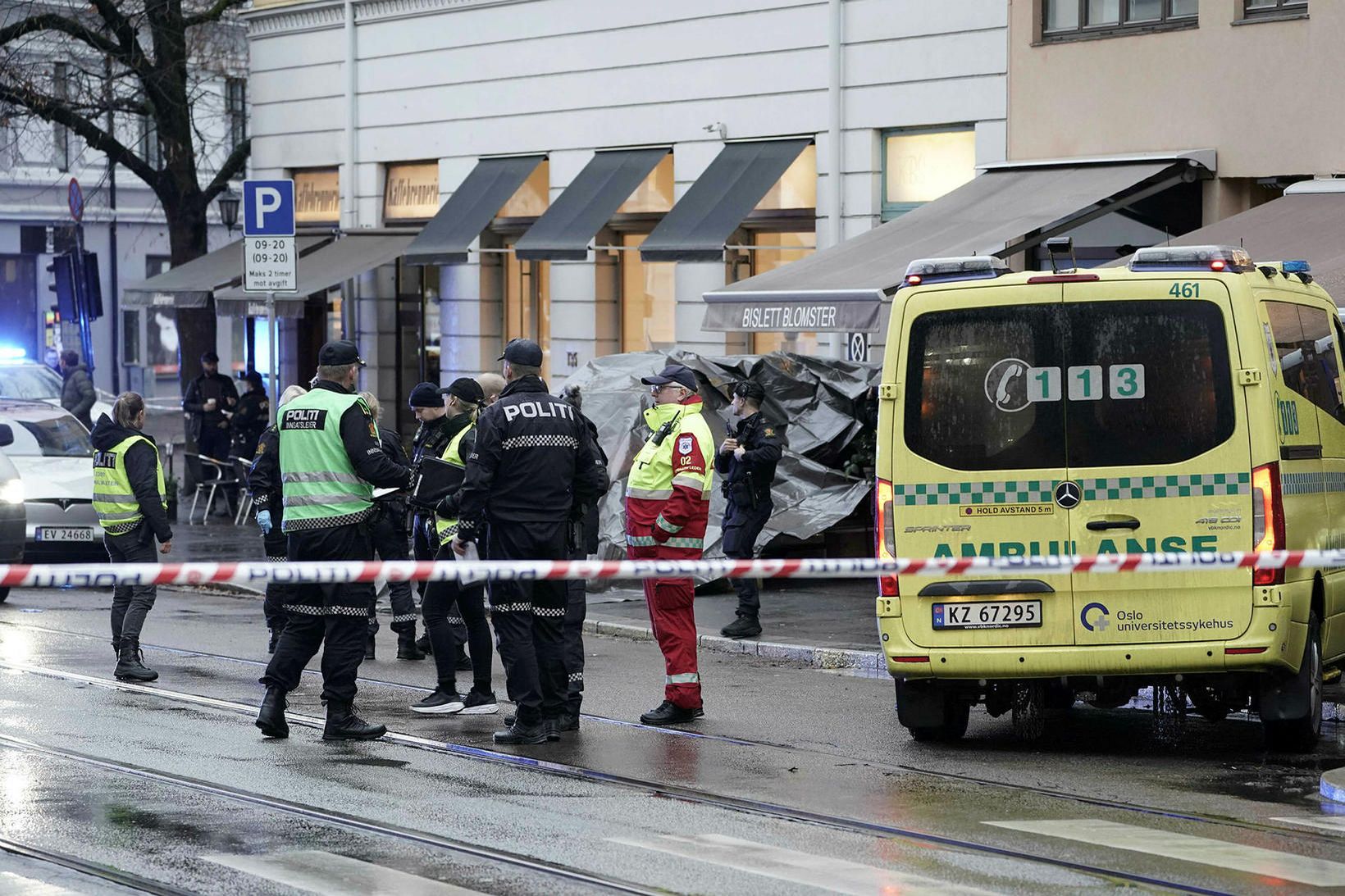 Lögregla og sjúkraflutningamenn á vettvangi árásarinnar í Bislet í Ósló …