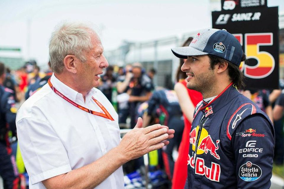 Carlos Sainz (t.h.) ræðir við einn, Helmut Marko, aðalstjórnanda Red Bull og Toro Rosso.
