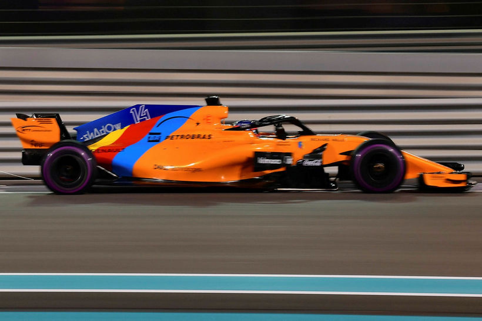 Fernando Alonso á McLarenbílnum í lokamóti ársins 2018, í Abu …